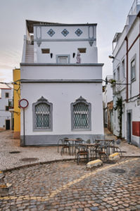 Europa, Portugal, Algarve, Litoral, Sotavento, Distrikt Faro, Olhao, Enge Gassen mit typischem Haus im maurischen Stil, Cubo mit Dachterrasse, Europa, Portugal, Algarve, Litoral, Sotavento, Distrikt Faro, Olhao, Enge Gassen mit typischem Haus im maurischen Stil, Cubo mit Dachterrasse,